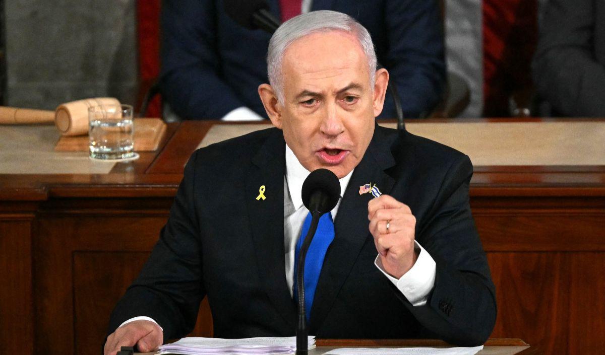 Netanyahu juga menyinggung soal seruan penangkapannya oleh Mahkamah Pidana Internasional (ICC) atas kejahatan perangnya di Gaza. Dia menyebut keputusan ICC itu "tuduhan palsu".<br>