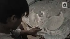 Perajin menyelesaikan pembuatan awal patung Garuda Pancasila di kawasan Jalan Bali Raya, Jakarta, Kamis (1/10/2020). Dampak Covid-19 menyebabkan produksi patung lambang negara Republik Indonesia tersebut menurun dan sempat tutup selama 3 bulan pada masa awal pandemi. (merdeka.com/Iqbal S. Nugroho)