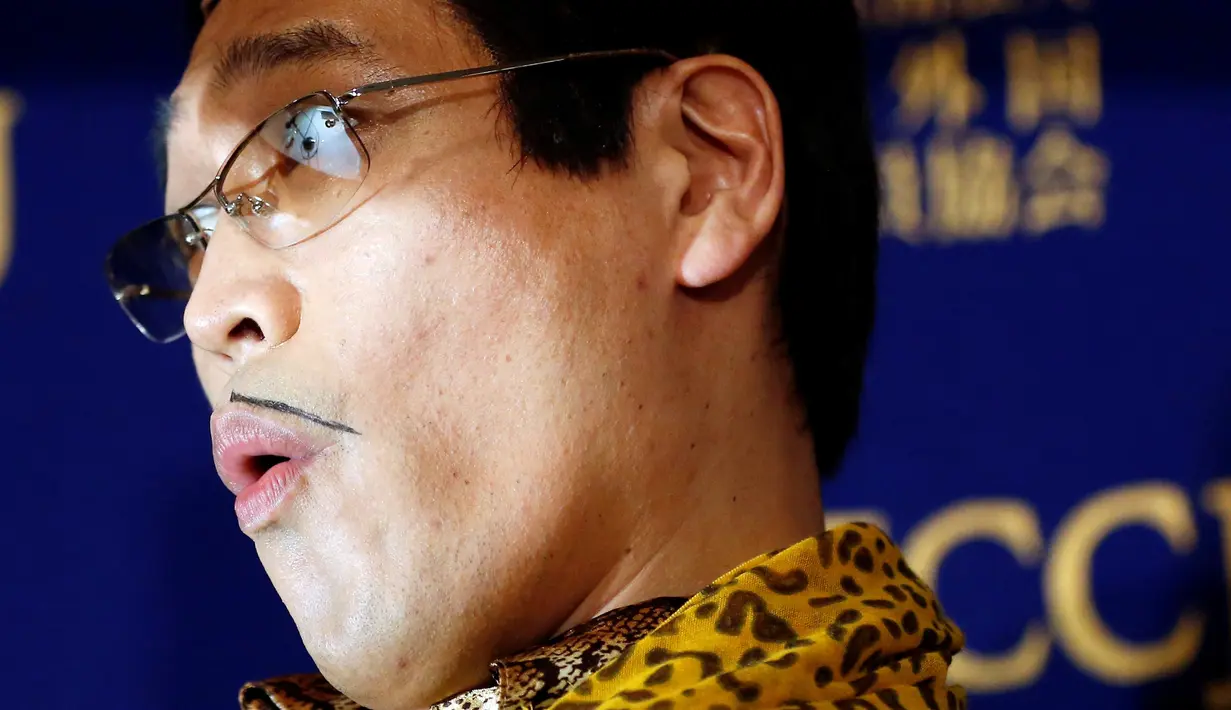 Ekspresi Piko Taro saat konferensi pers di Club of Japan, Tokyo (28/10).  Lagu PPAP dari Piko Taro sukses meraih Guinness World Records untuk lagu terpendek yang masuk di Billboard Hot 100. (Reuters/Issei Kato)
