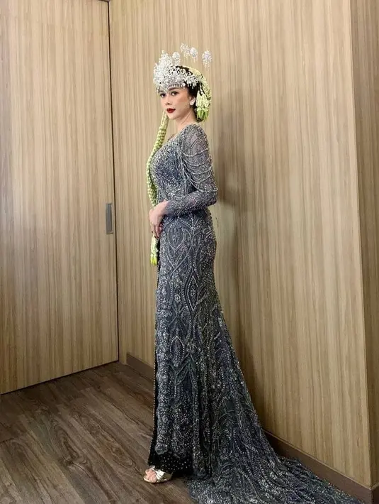<p>Meski untuk acara fashion show, Aura Kasih terlihat cantik menawan. Bahkan auranya seperti pengantin benaran yang akan naik ke pelaminan. [Foto: instagram.com/aurakasih]</p>