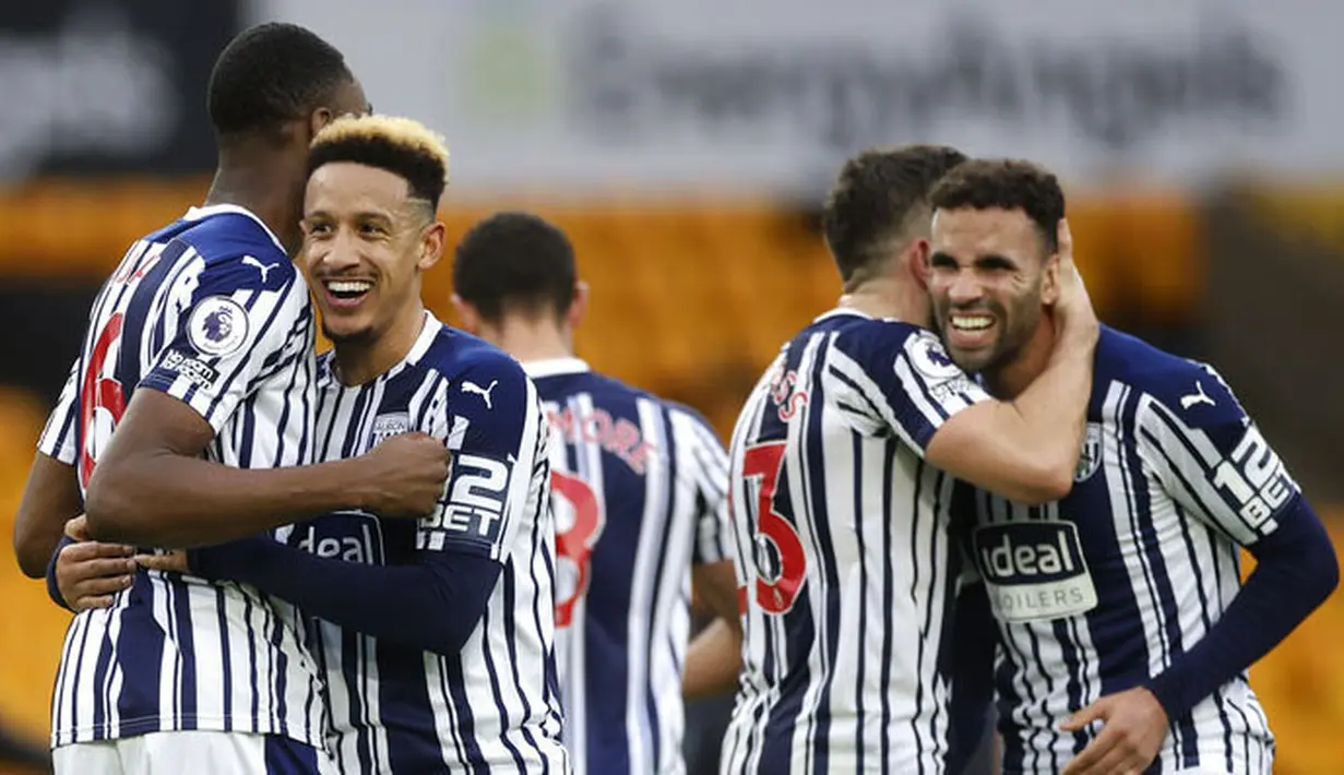 Para pemain West Bromwich Albion merayakan kemenangan atas Wolverhampton Wanderers pada laga Liga Inggris di Stadion Molineux, Sabtu (16/1/2021). Wolves takluk dengan skor 2-3. (Carl Recine/Pool via AP)