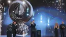 Pesepak bola Inggris, Harry Kane, berpose dengan trofi pemain terbaik yang diraihnya dalam acara penganugerahan Ballon d’Or di London Palladium Theatre, London, Inggris, Senin (26/10/2026). (AP Photo/Kin Cheung)