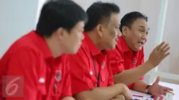 Ketua Fraksi PDIP Olly Dondokambey (tengah) memberikan keterangan pers usai rapat koordinasi di DPP PDIP, Jakarta, Kamis (17/9/2015). Dalam rapat Megawati meminta kepada fraksi untuk turun ke bawah sukseskan pilkada serentak. (Liputan6.com/Faizal Fanani)