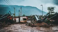 BMKG sebut tanah longsong dan banjir bandang menjadi bencana lanjutan yang patut diwaspadai oleh warga Cianjur. (unsplash.com/Sadiq Nafee)