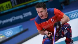 Atlet curling asal Norwegia, Thomas Ulsrud berteriak ke rekannya saat melawan Denmark pada perhelatan Olimpiade Musim Dingin Pyeongchang 2018, Minggu (18/2). Atlet curling tersebut mengenakan celana bergambar bunga putih, merah dan biru. (WANG Zhao/AFP)