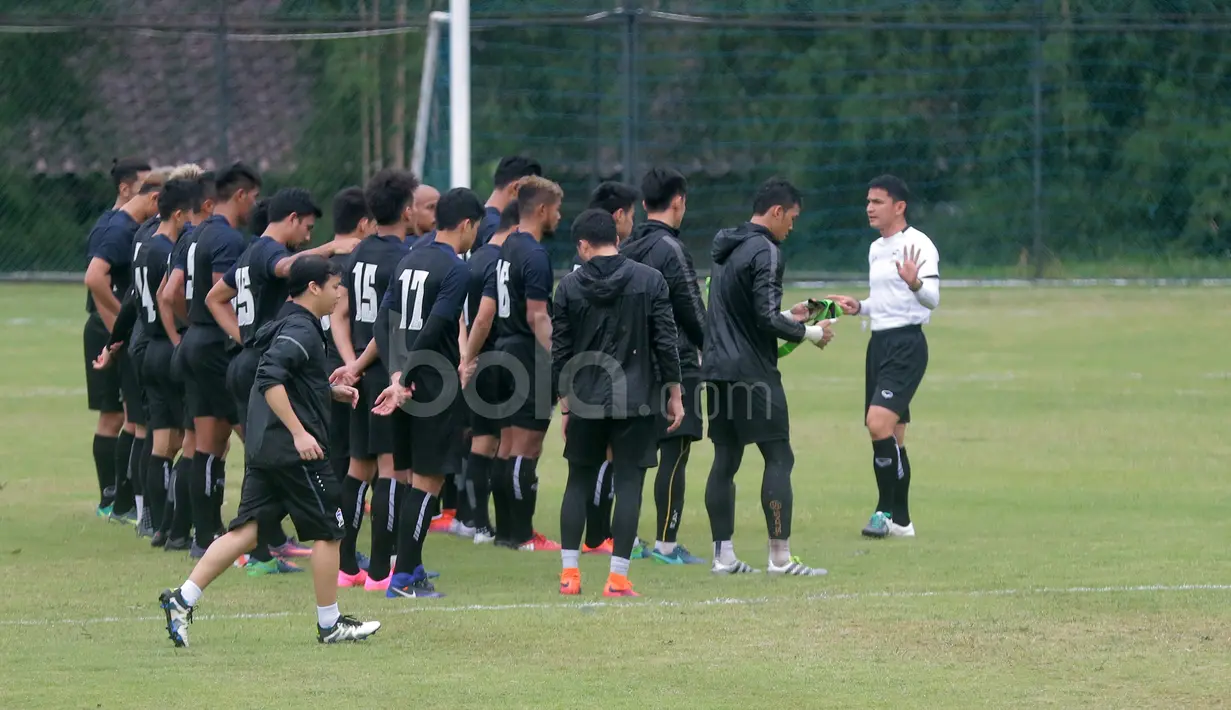 Pelatih Thailand, Kiatisuk Senamuang memberikan arahan kepada pemainnya usai berlatih di Lapangan Sekolah Pelita Harapan, Sentul, (12/12/2016). (Bola.com/Nicklas Hanoatubun)