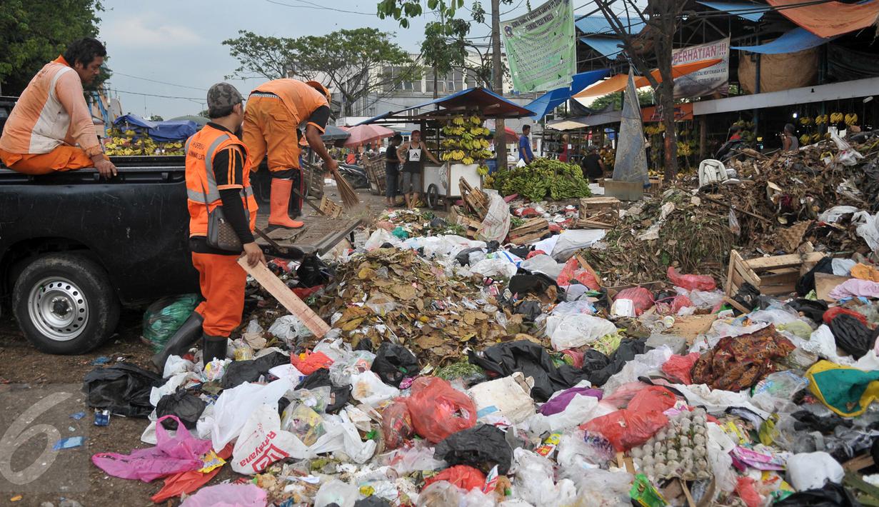 Petugas PPSU merapihkan sampah di tempat pembuangan sampah (TPS) di Blok C Pasar Minggu, Jakarta, Minggu (30/4). DPRD DKI meminta pemindahan TPS dekat Lokasi Binaan (Lokbin) Blok C Pasar Minggu dipercepat karena tidak layak. (Liputan6.com/Yoppy Renato)
