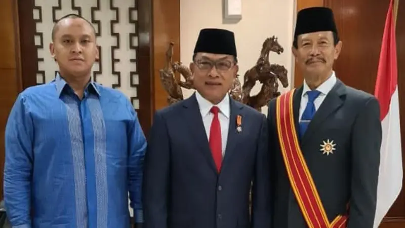 Mantan Kapolri Jenderal (Purn) Sutarman Saat Menerima Bintang Mahaputeta Adipradana.