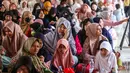 Terlihat sejumlah ibu dengan membawa anak saat menunggu waktu berbuka di Masjid Istiqlal. (Foto: Istimewa)