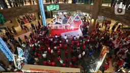 Sejumlah penari dari Yayasan Belantara Budaya Indonesia melakukan flashmob tarian daerah dalam acara bertemakan "Tunjukkan Indonesiamu" di Jakarta, Rabu (17/8/2022). Sebanyak 277 penari berkebaya merah putih menampilkan 17 tarian daerah yang bertujuan untuk  memperingati Hari Kemerdekaan ke-77 RI sekaligus sebagai bentuk gerakan dukungan Kebaya Goes to UNESCO.  (Liputan6.com/Johan Tallo)