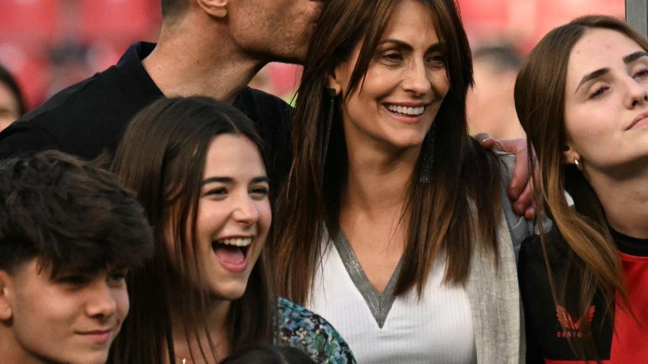 Pelatih Bayer Leverkusen, Xabi Alonso mencium istrinya, Nagore Aranburu saat merayakan gelar juara Bundesliga 2023/2024 di Stadion BayArena, Leverkusen, Jerman, Sabtu (18/5/2024) malam WIB. Xabi Alonso meraih kesuksesan spektakuler dengan mengantarkan Bay
