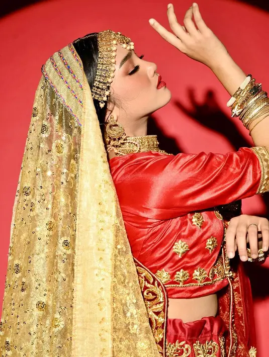 Atas performa Fuji di depan kamera, Rio Motret melempar pujian. Pasalnya, 10 foto yang diunggah di akun Instagram terverifikasi ini belum diedit tapi cantiknya sudah memancar. “Cariin caption India, dong,” pinta Rio Motret sebagai status teks, menyertai foto ini. Di kolom komentar, ia mencuit, “Ini namanya #mentah aja enak!!! no edit edit udah cantek.” (Foto: Dok. Instagram @riomotret)