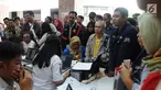Warga mengantri  untuk mendaftar  mudik gratis di Kantor Kemenhub, Jakarta, Senin (25/03). Pendaftaran mudik gratis  sudah mulai dibuka pada Rabu (20/3), Pendaftaran akan ditutup apabila kuota  terpenuhi, warga harus mendaftar online di laman mudikgratis.dephub.go.id.Liputan6.com/ Herman Zakharia