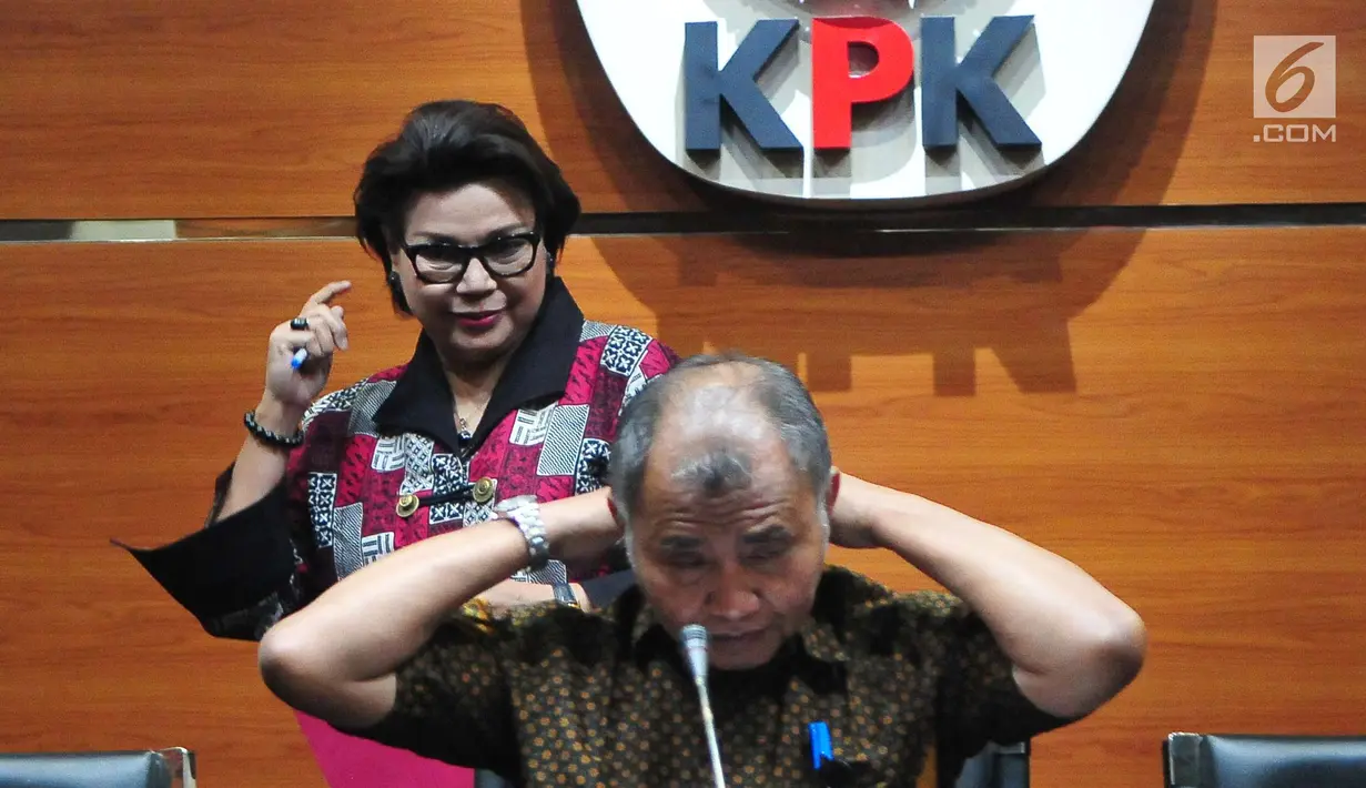Ketua KPK, Agus Rahardjo dan Wakil Pimpinan KPK, Basaria Pandjaitan bersiap memberikan keterangan terkait OTT Wali Kota Tegal Siti Masitha di Gedung KPK, Jakarta, Kamis (30/8). (Liputan6.com/Helmi Afandi)