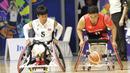 Pebasket Indonesia, Kasep Ayatulloh, berebut bola dengan pebasket Thailand, Roongrote Chaiman, pada Asian Para Games di Hall Basket, Jakarta, Rabu (10/10/2018). Indonesia kalah 10-62 dari Thailand. (Bola.com/M Iqbal Ichsan)
