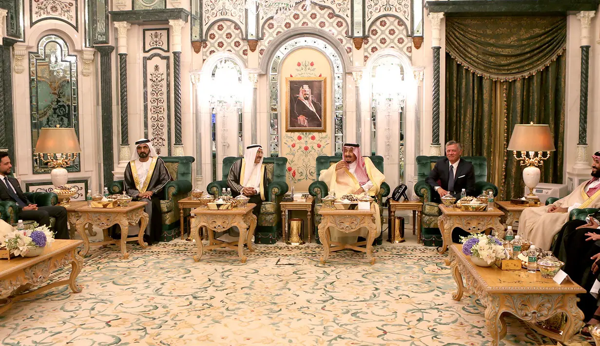 Pertemuan Raja Arab Saudi Salman bin Abdulaziz bersama Emir Kuwait Sheikh Sabah Al-Ahmad Al-Jaber Al-Sabah dan PM UEA Sheikh Mohammed bin Rashid Al-Maktoum dengan Raja Yordania Abdullah II di Mekah , Senin (11/6). (Bandar Al-Jaloud/Saudi Royal Palace/AFP)