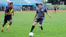 Wagub DKI Jakarta, Sandiaga Uno (kanan) saat laga melawan pemain Artis Komando FC di Stadion Soemantri Brodjonegoro, Jakarta, Senin (29/1). Tiga tim beradu kemampuan dalam ajang Trofeo 2018. (Liputan6.com/Helmi Fithriansyah)