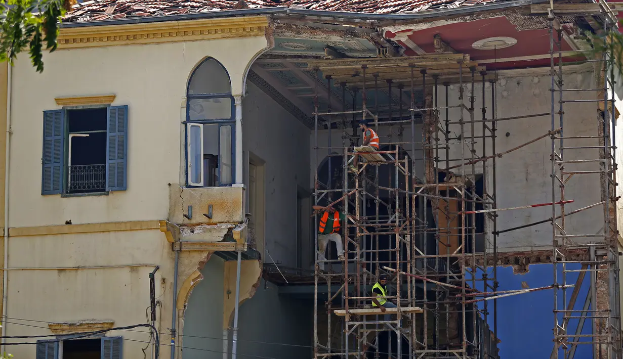 Para pekerja memperbaiki bangunan yang rusak akibat ledakan di Beirut, Lebanon, 29 Agustus 2020. Dua ledakan dahsyat mengguncang Pelabuhan Beirut pada 4 Agustus lalu, menggetarkan bangunan-bangunan di seluruh ibu kota Lebanon itu. (Xinhua/Bilal Jawich)