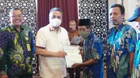 Kepala Kantor Pertanahan Kabupaten Cianjur, M. Yusuf (kiri) Anggota Komisi II DPR RI, Irwan Ardi Hasman (kemeja putih) memberikan sertifikat PTSL/Istimewa.