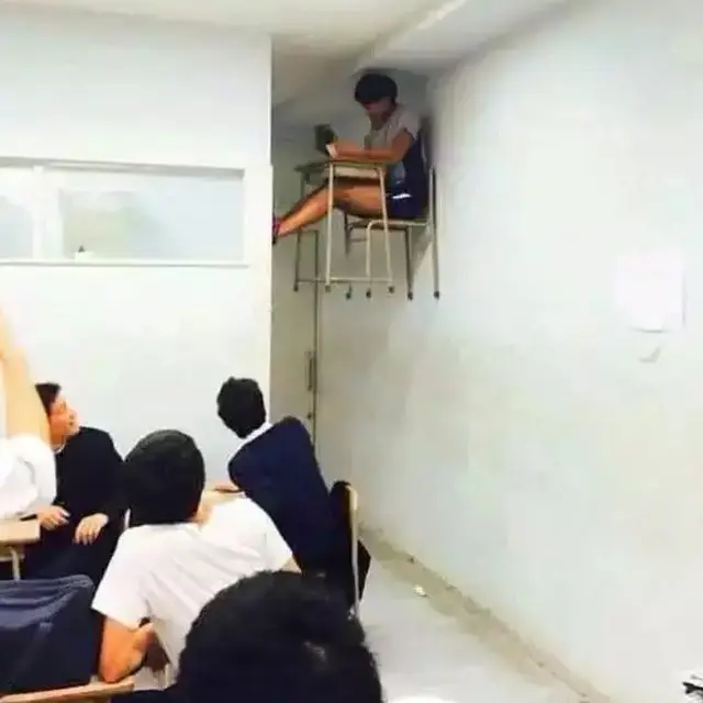 6 Potret Kursi di Belakang Kelas Ini Nyeleneh Banget, Bikin Tepuk Jidat