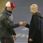 Pelatih Manchester City, Pep Guardiola dan pelatih Liverpool, Jurgen Klopp, saling menyapa pada laga Liga Inggris di Stadion Etihad, Minggu (8/11/2020). Kedua tim bermain imbang 1-1. (Martin Rickett/Pool via AP)