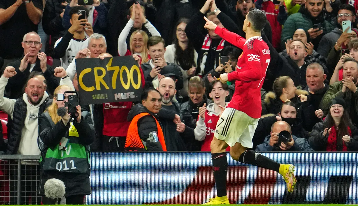 Pemain Manchester United Cristiano Ronaldo melakukan selebrasi usai mencetak gol ke gawang Sheriff pada pertandingan sepak bola Grup E Liga Europa di Old Trafford, Manchester, Inggris, 27 Oktober 2022. Manchester United menang 3-0. (AP Photo/Jon Super)