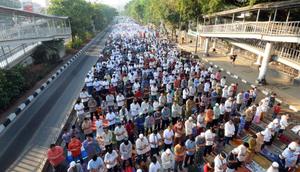 Ratusan jemaah salat Id tampak memenuhi ruas Jalan Raya Salemba, Jakarta, Kamis (24/9). &copy;2015 merdeka.com/dwi narwoko