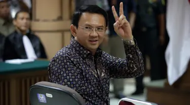 Terdakwa kasus dugaan penistaan agama Basuki Tjahaja Purnama (Ahok) memberikan salam dua jari sebelum dimulainya sidang lanjutan di PN Jakarta Utara, Selasa (26/12). Sidang ini beragenda putusan sela dari majelis hakim. (Liputan6.com/Bagus Indahono/Pool)