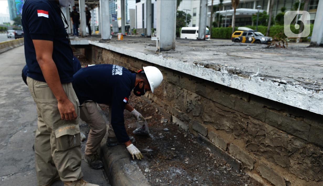 Tim Labfor Mabes Polri melakukan olah tempat kejadian perkara (TKP) sisa-sisa kebakaran Halte Transjakarta Bundaran HI, Jakarta, Jumat (9/10/2020). Halte Transjakarta Bundaran HI dibakar oleh pendemo yang menolak UU Cipta Kerja. (merdeka.com/Imam Buhori)