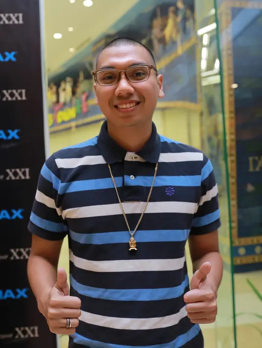 Rayi RAN saat hadir di gala premiere dengan mengenakan kaos bergaris-garis warna biru. Warna merah dan biru mendominasi acara tersebut. Biru menggambarkan mendukung #TeamCap. (Adrian Putra/Bintang.com)