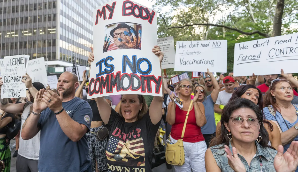Orang-orang berdemonstrasi menentang mandat vaksinasi COVID-19, di New York, Rabu (25/8/2021). New York akan mewajibkan warganya menunjukkan bukti vaksin COVID-19 sebelum masuk ke sejumlah tempat dalam ruangan di tengah lonjakan kasus virus corona varian delta. (AP Photo/Mary Altaffer)