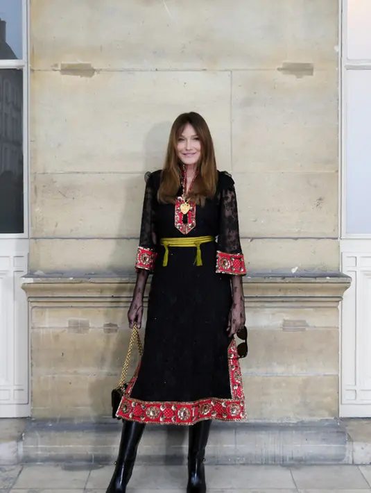 Sebagai ikon effortless Parisian glam, Carla Bruni biasanya identik dengan gaya yang anggun dan sederhana. Namun, dalam Valentino Vertigineux, ia mengambil jalan berbeda dengan gaun yang terinspirasi dari peramal. Dengan hiasan berat dan lapisan busana yang kompleks, tampilan ini memang membawa nuansa baru, meskipun sedikit bertolak belakang dengan estetika quiet luxury yang biasa diasosiasikan dengannya. [Dok/Valentino].