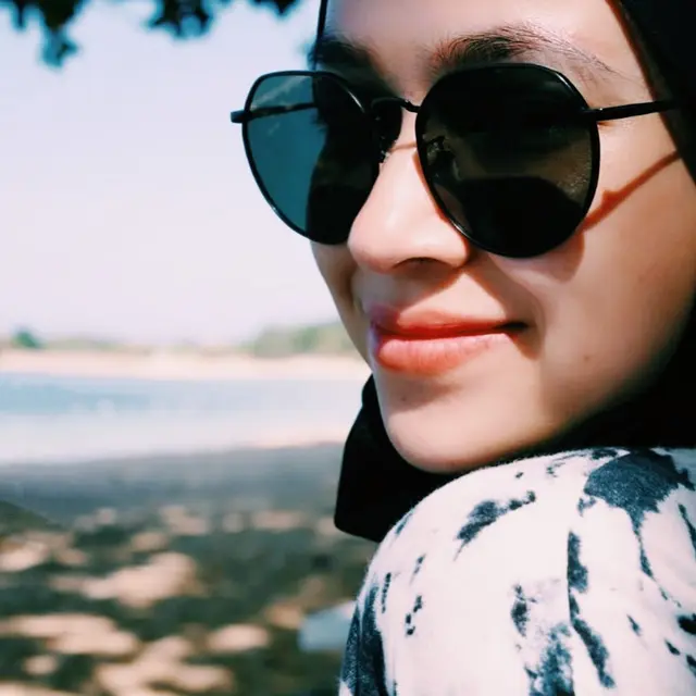6 Potret Aryani Fitriana Pamer Senyum dari Samping, Hidung Mancungnya Curi Perhatian