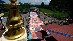 Ratusan umat berduyun-duyun untuk mengambil bagian dalam 'ritual sunning Buddha' bagian dari perayaan Waisak, Myanmar, Selasa (13/05/2014) (AFP Photo/Manan Vatsyayana)