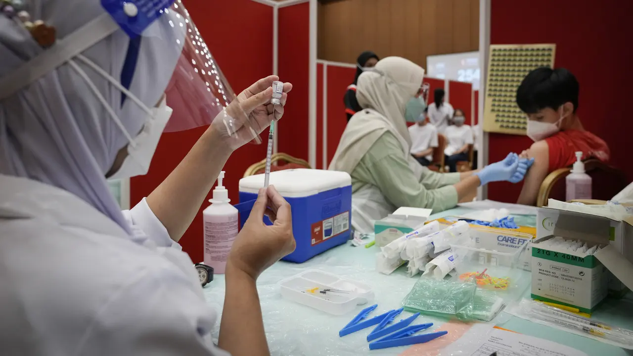 Para Pelajar di Malaysia Jalani Vaksin COVID-19