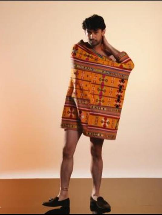 Kain tenun berbentuk sarung karya Oscar Lawalata ini menjadi sebuah karya yang indah saat dikenakan Reza Rahadian. (Foto: Instagram/@officialpilarez)