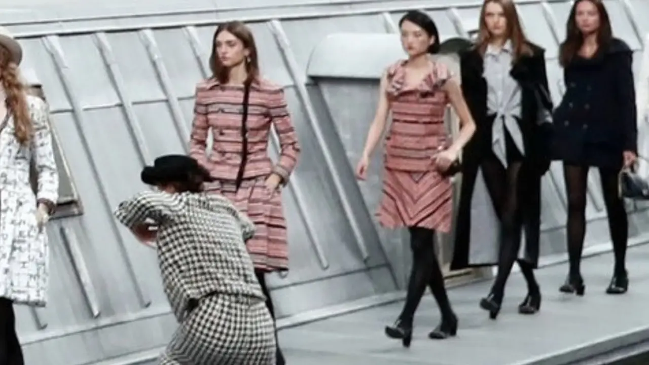 Ini Alasan Penyusup Runaway Chanel di Paris Fashion Week yang Diusir Gigi Hadid