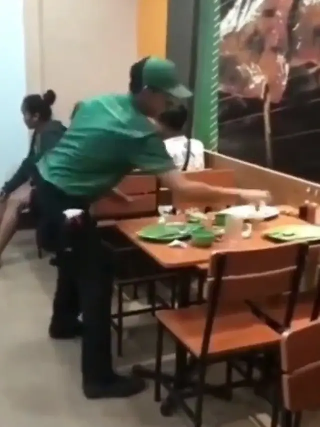 aksi karyawan resto bersihkan meja viral