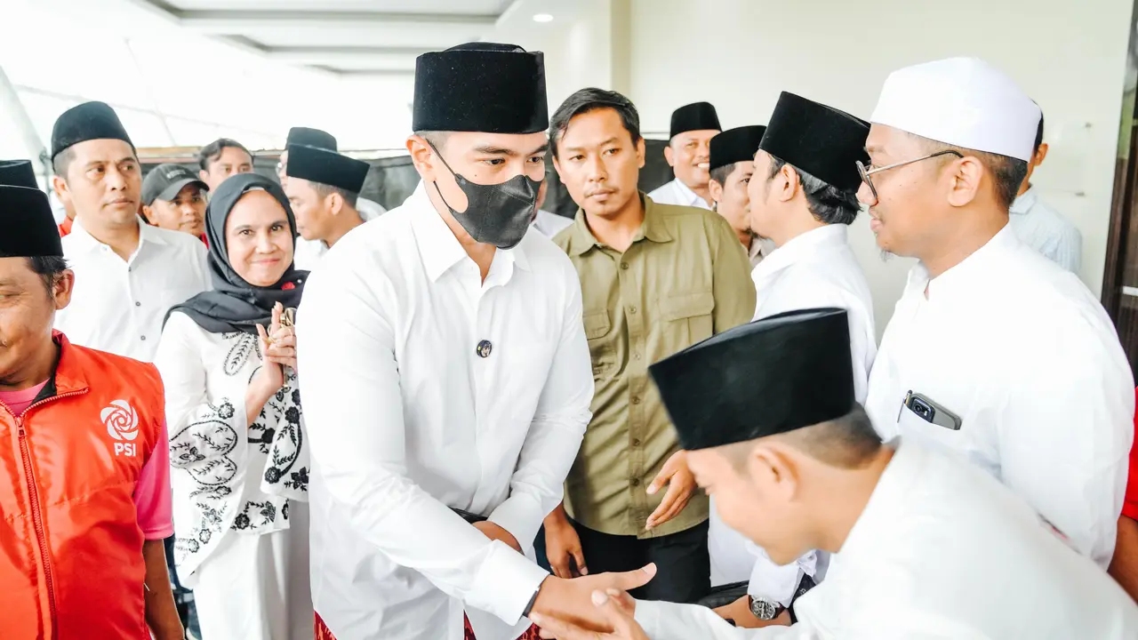 Ketua Umum DPP Partai Solidaritas Indonesia (PSI) Kaesang Pangarep menghadiri “Dzikir, Sholawat, dan Doa Bersama” pasangan calon gubernur dan wakil gubernur Jatim Khofifah Indar Parawansa dan Emil Elestianto Dardak di Surabaya (Istimewa)