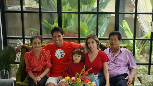 Jarang Tersorot, Ini 6 Momen Kebersamaan Jessica Iskandar dan Ayah