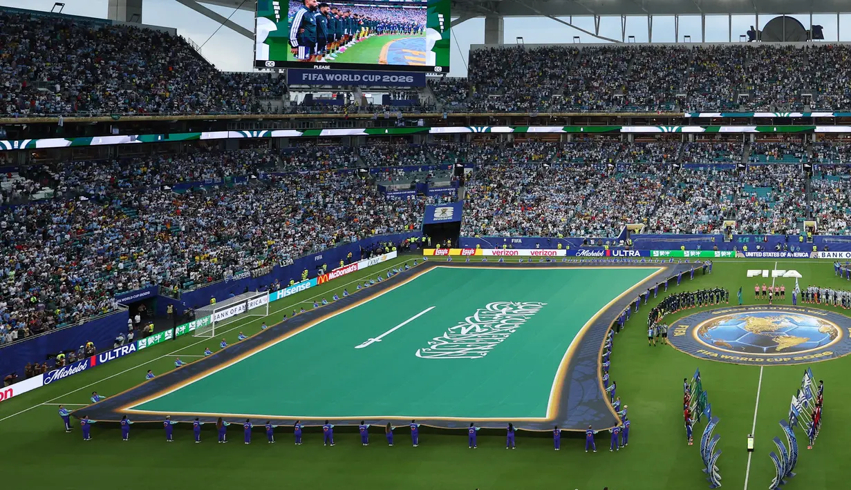 Momen menarik menyita perhatian saat laga Grup H Piala Dunia 2026 antara Arab Saudi melawan Uruguay di Miami Stadium, Amerika Serikat, Rabu (16/06/2026) dini hari WIB. (AFP/Getty Images/Molly Darlington)