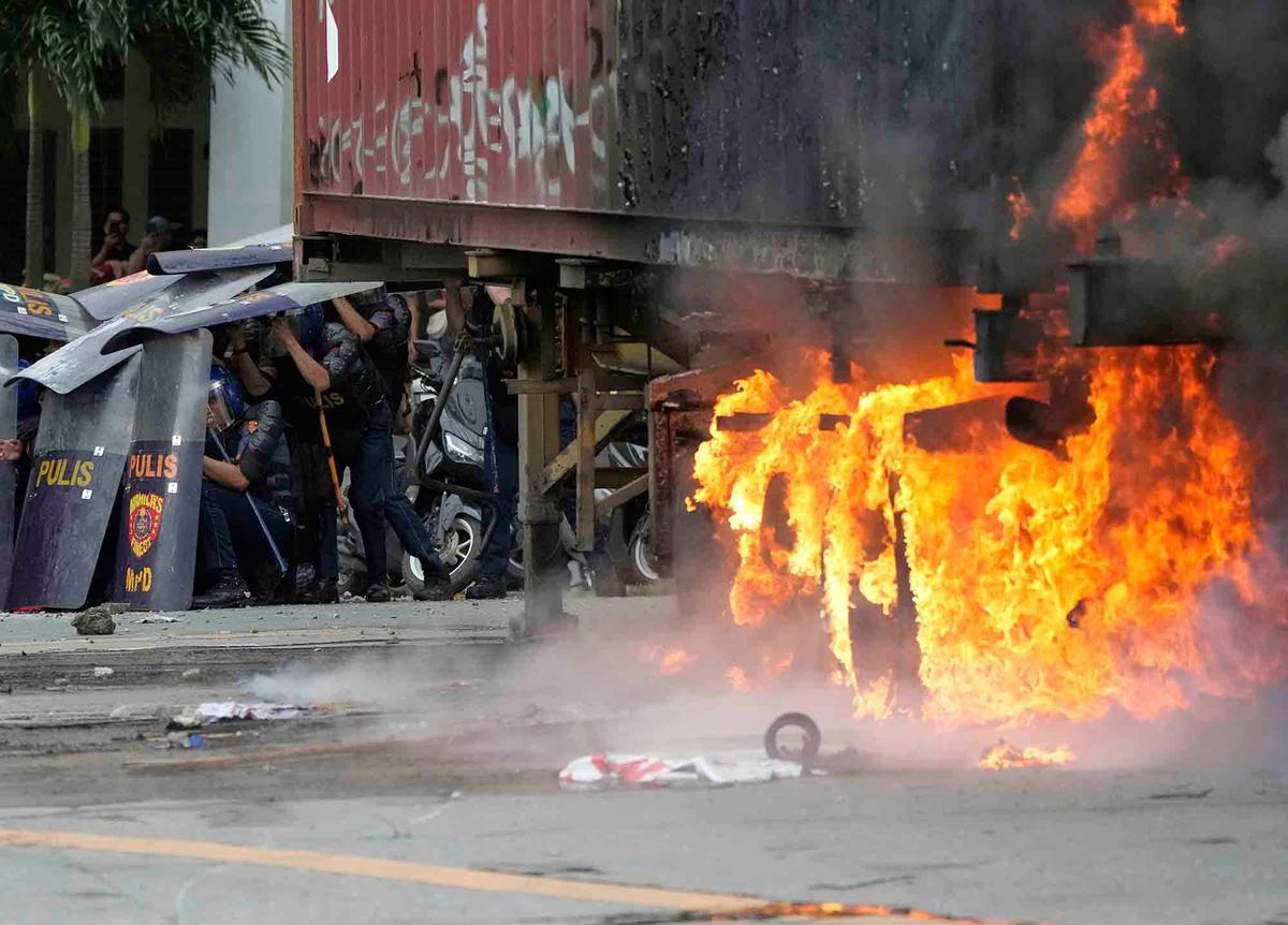 FOTO: Bentrokan di Manila,  49 Orang Ditangkap dalam Aksi Antikorupsi Filipina