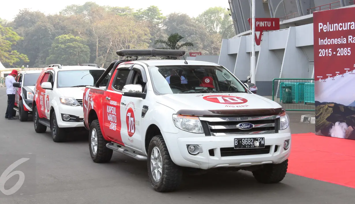 Mobil Ekspedisi Kapsul Waktu saat pelepasan di Gelora Bung Karno, Jakarta, Kamis (17/9). Tiga mobil tersebut akan melakukan perjalanan keliling Indonesia guna mewujudkan mimpi melalui aspirasi masyarakat. (Liputan6.com/Angga Yuniar)
