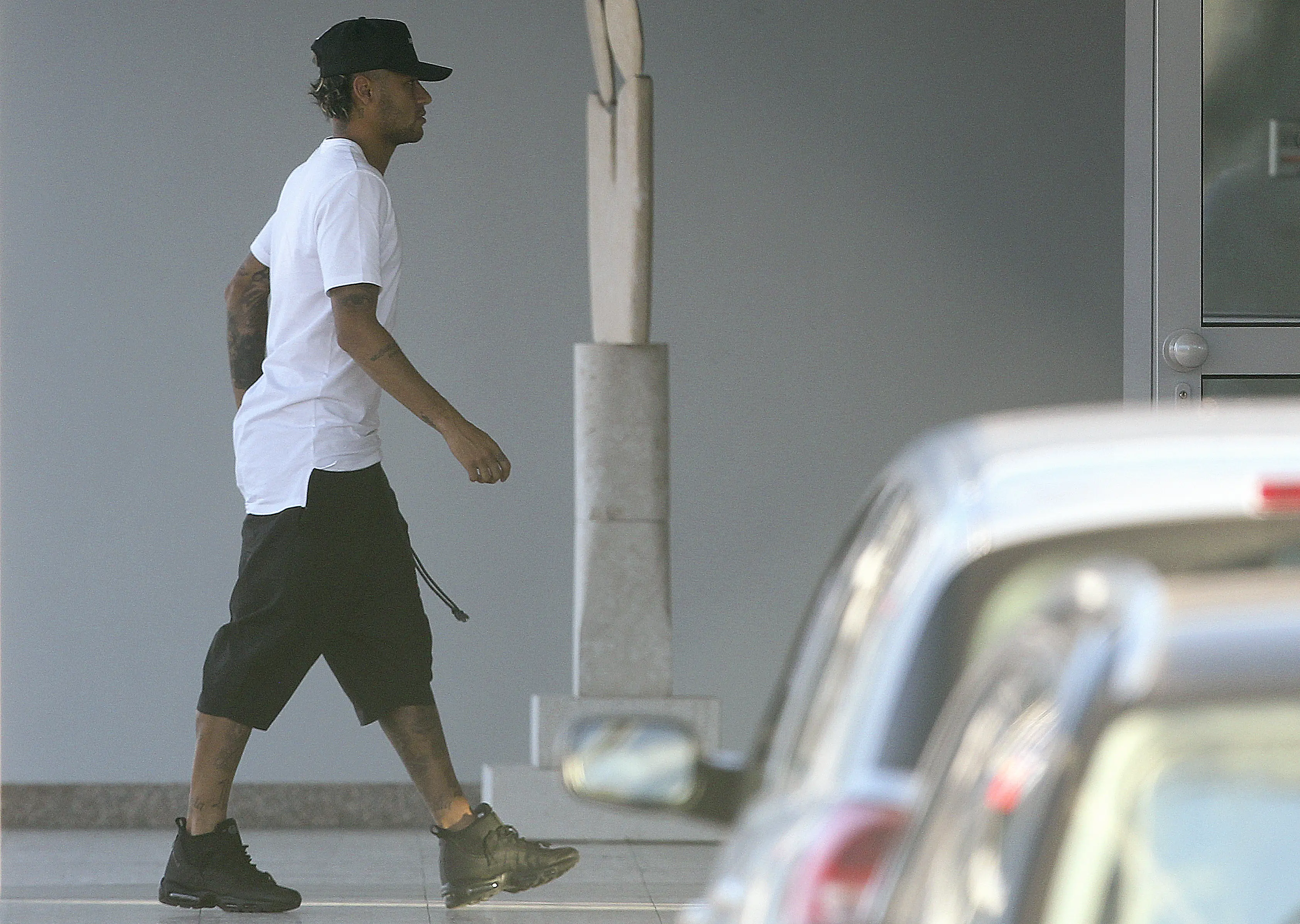 Neymar tiba di Bandara Francisco Sa Carneiro, Porto, untuk menjalani tes medis bersama Paris Saint-Germain (PSG), Rabu (2/8/2017). Neymar selanjutnya menandatangani kontrak lima tahun. (AFP/Movenoticias)