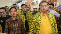 Ketua Umum Partai Golkar Airlangga Hartarto (kiri) didampingi  Wali Kota Solo Gibran Rakabuming Raka menghadiri Rapimnas II Partai Golkar di Kantor DPP Partai Golkar, Jakarta, Sabtu (21/10/2023). (Liputan6.com/Angga Yuniar)