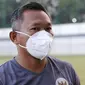 Pelatih Timnas Putri Indonesia, Rudy Eka Priyambada, kala memimpin anak asuhnya menghadapi tim PON Jawa Barat (Jabar) di Stadion Merpati, Depok, Rabu (15/9/2021). (Foto: Bola.com/M Iqbal Ichsan)