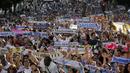 Suporter Real Madrid berkumpul saat merayakan gelar Liga Champions ke-12 di Madrid, Spanyol (4/6). ). Real Madrid menjadi juara usai mengalahkan Juventus 4-1. (AP/Paul White)