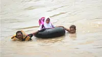 SAR berusaha menyeberangkan siswa melintasi Sungai Oya. (Foto: Sukro Riyadi/KRJogja.com)