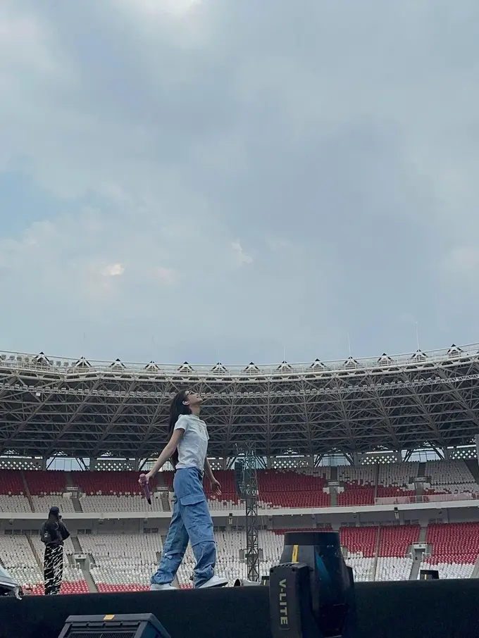 10 Gaya Jennie-Lisa Unggah Foto Konser di Jakarta, Tampil Cute dengan Outfit Panggung hingga Kasual