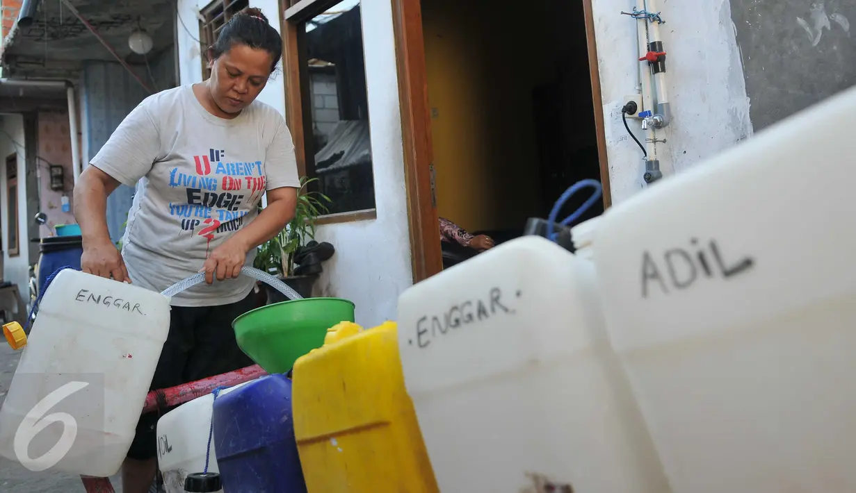 Warga membeli air bersih di Kampung Pasar Ikan Luar Batang, Penjaringan, Jakarta, Senin (28/3). Warga setempat mengaku hampir dua minggu harus membeli air bersih untuk pemenuhan kebutuhan sehari-hari. (Liputan6.com/Gempur M Surya)